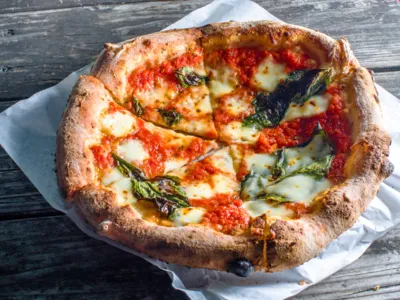 Pizza Napoletana con O-tentic Mediterraneo